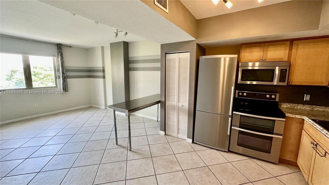 For Rent: $2,250 (1 beds, 1 baths, 615 Square Feet)