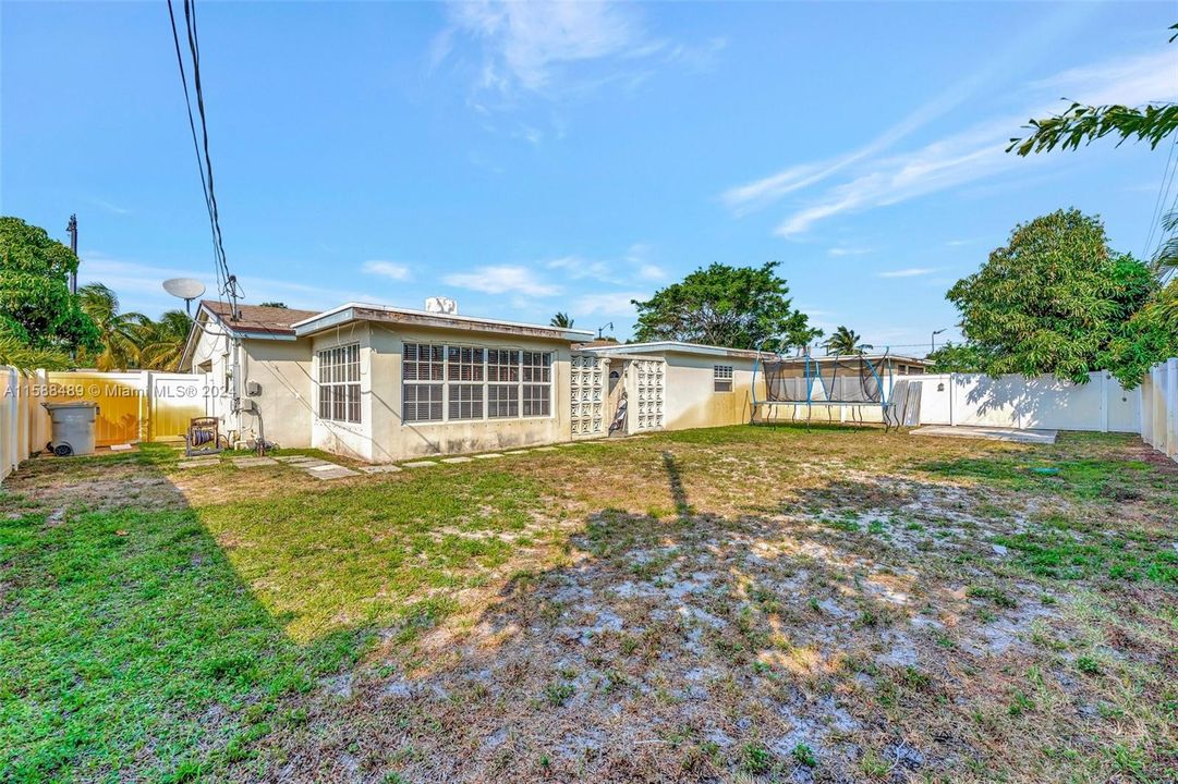 Active With Contract: $499,900 (3 beds, 2 baths, 1769 Square Feet)