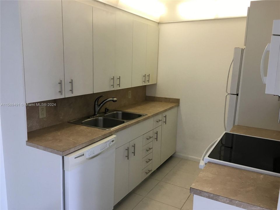 Active With Contract: $1,475 (1 beds, 1 baths, 738 Square Feet)