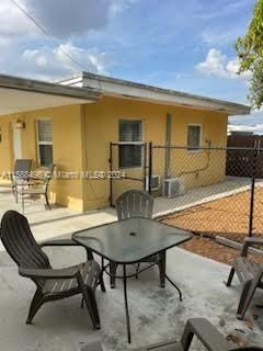 For Rent: $1,800 (1 beds, 1 baths, 1956 Square Feet)