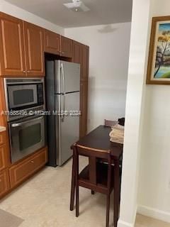 For Rent: $1,800 (1 beds, 1 baths, 1956 Square Feet)