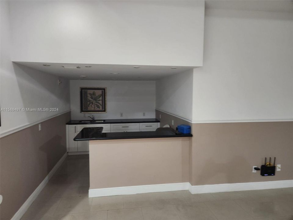 Active With Contract: $350,000 (1 beds, 1 baths, 742 Square Feet)