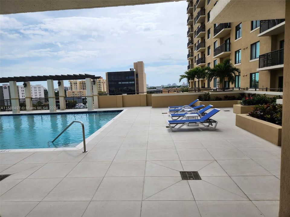 Active With Contract: $350,000 (1 beds, 1 baths, 742 Square Feet)