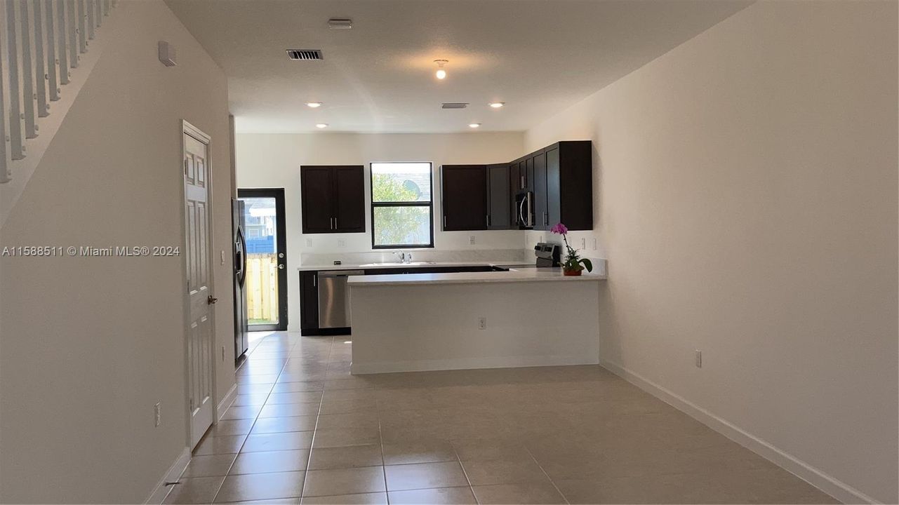 Active With Contract: $3,000 (3 beds, 2 baths, 1635 Square Feet)