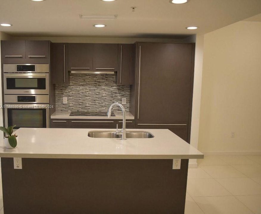 For Rent: $2,500 (1 beds, 1 baths, 833 Square Feet)