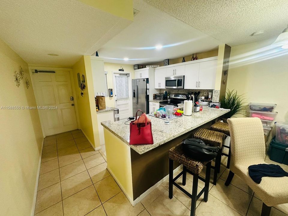 For Rent: $2,300 (2 beds, 2 baths, 949 Square Feet)