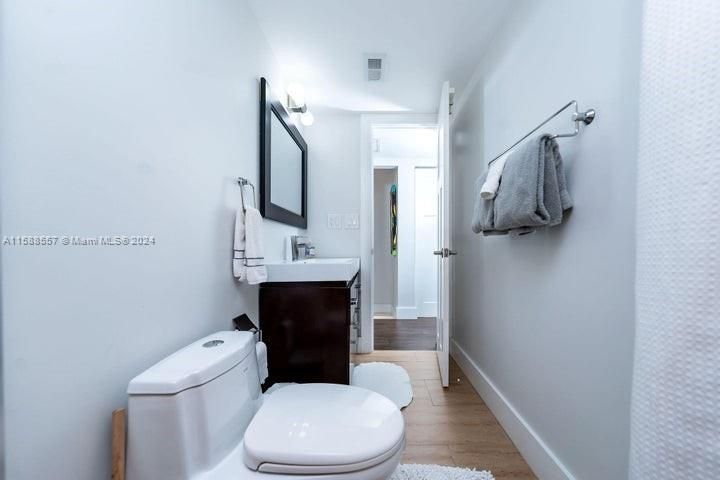 For Sale: $1,050,000 (2 beds, 2 baths, 1238 Square Feet)