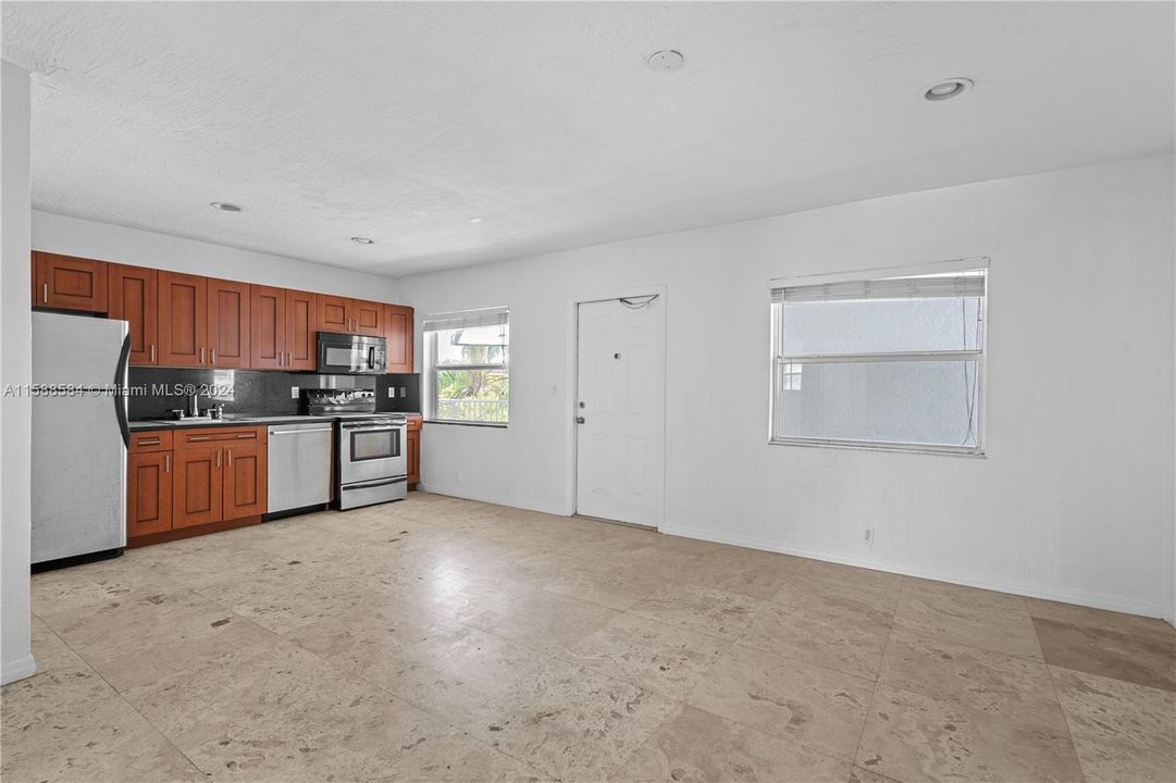 For Sale: $213,000 (2 beds, 1 baths, 733 Square Feet)