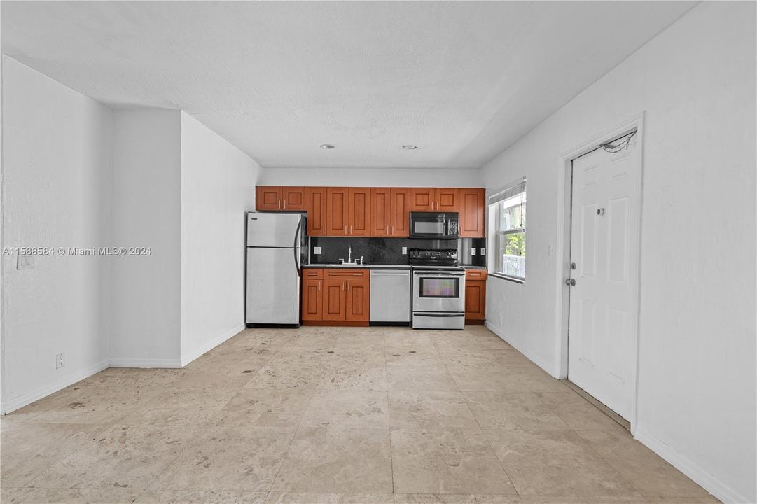 For Sale: $213,000 (2 beds, 1 baths, 733 Square Feet)