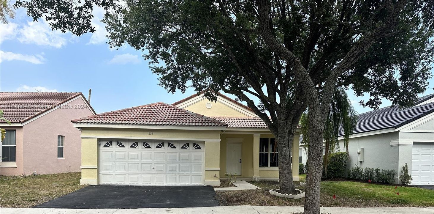 Active With Contract: $4,300 (3 beds, 2 baths, 1571 Square Feet)