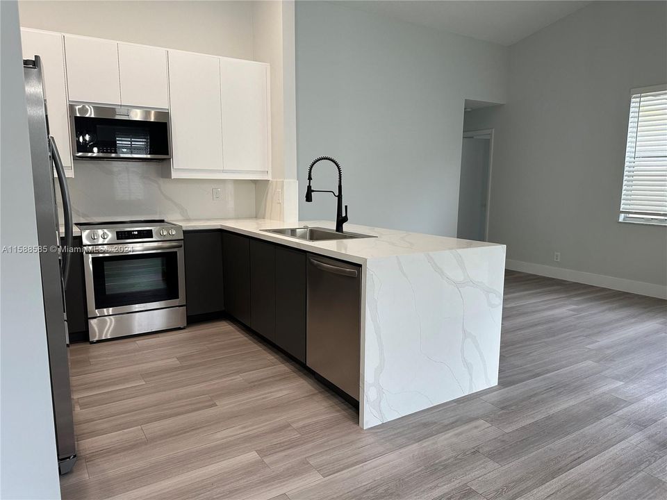 Active With Contract: $4,300 (3 beds, 2 baths, 1571 Square Feet)