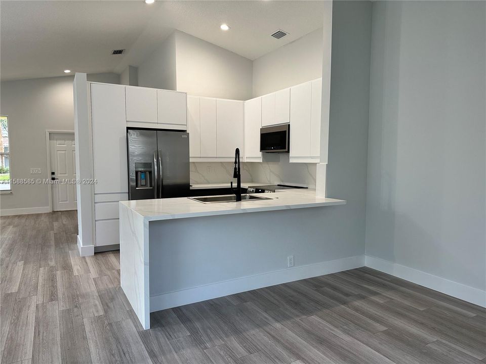 Active With Contract: $4,300 (3 beds, 2 baths, 1571 Square Feet)