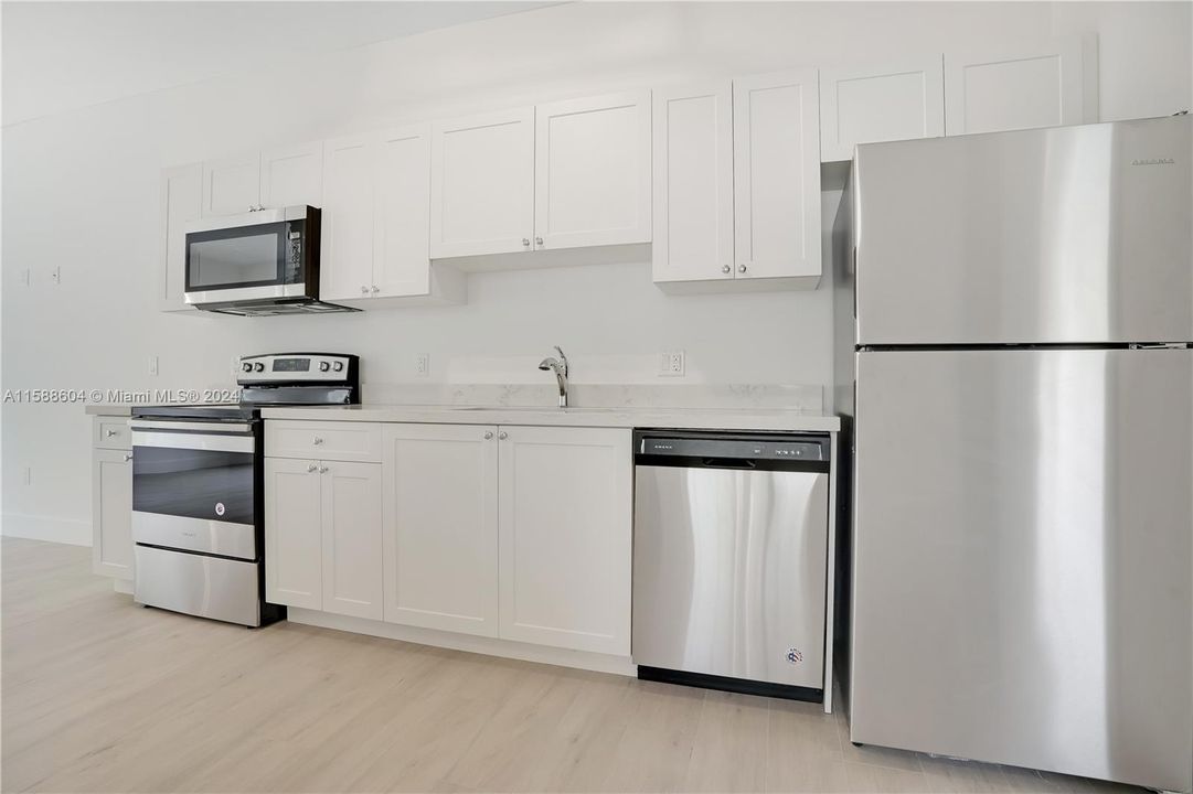 Active With Contract: $2,550 (1 beds, 1 baths, 680 Square Feet)