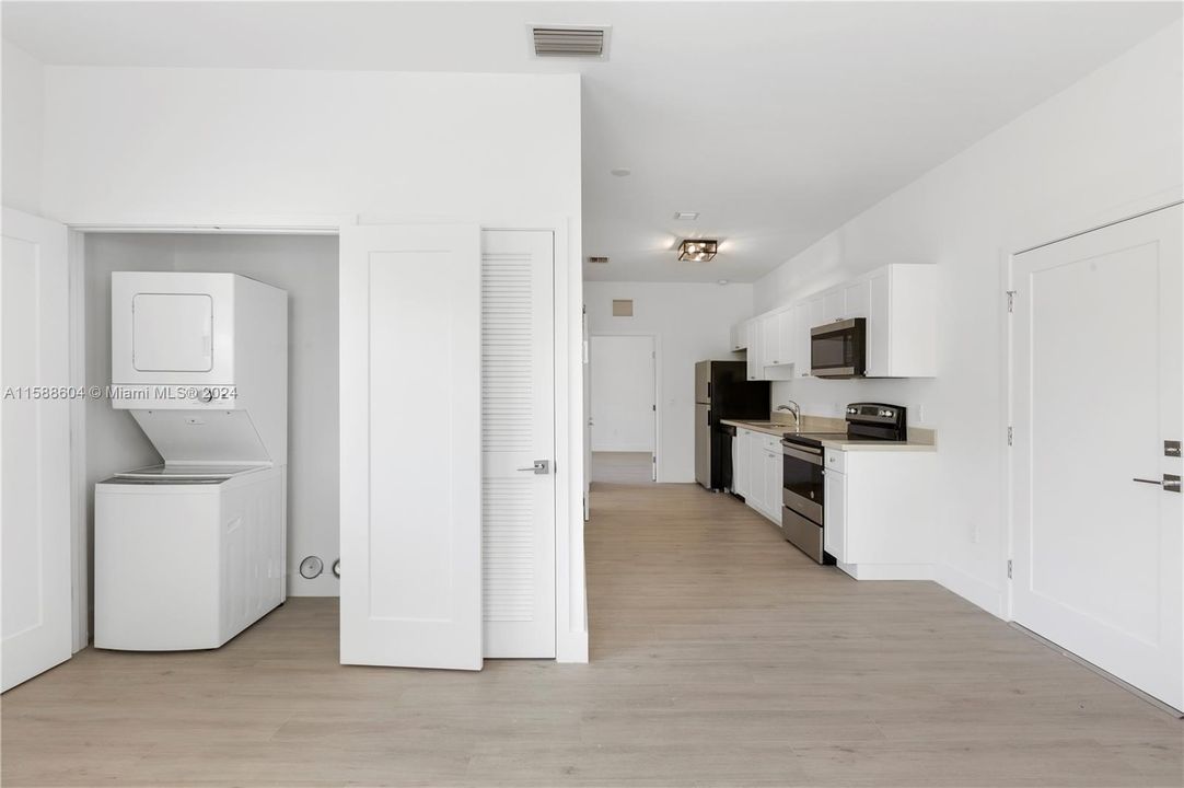 Active With Contract: $2,550 (1 beds, 1 baths, 680 Square Feet)