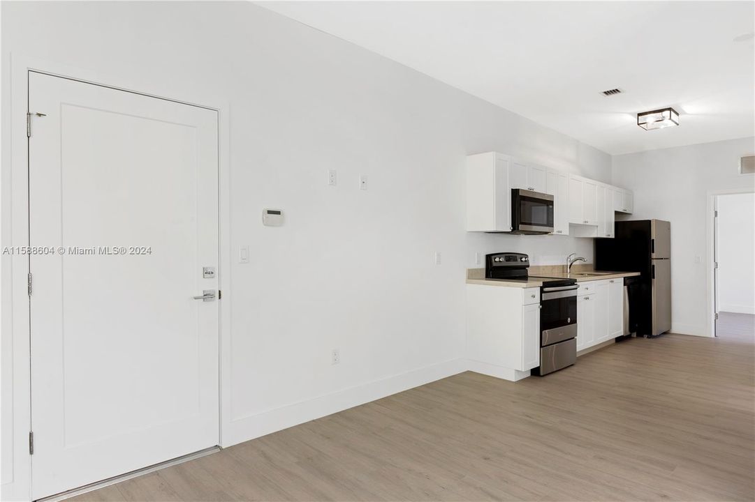 Active With Contract: $2,550 (1 beds, 1 baths, 680 Square Feet)