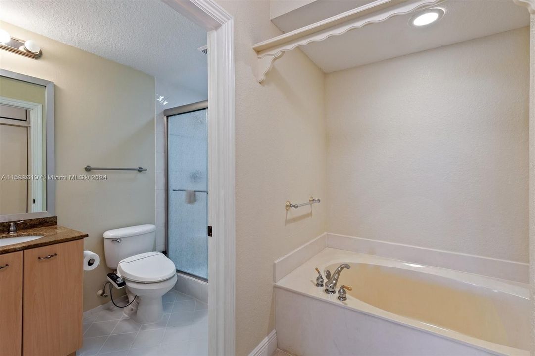 合同活跃: $349,900 (2 贝兹, 2 浴室, 1705 平方英尺)