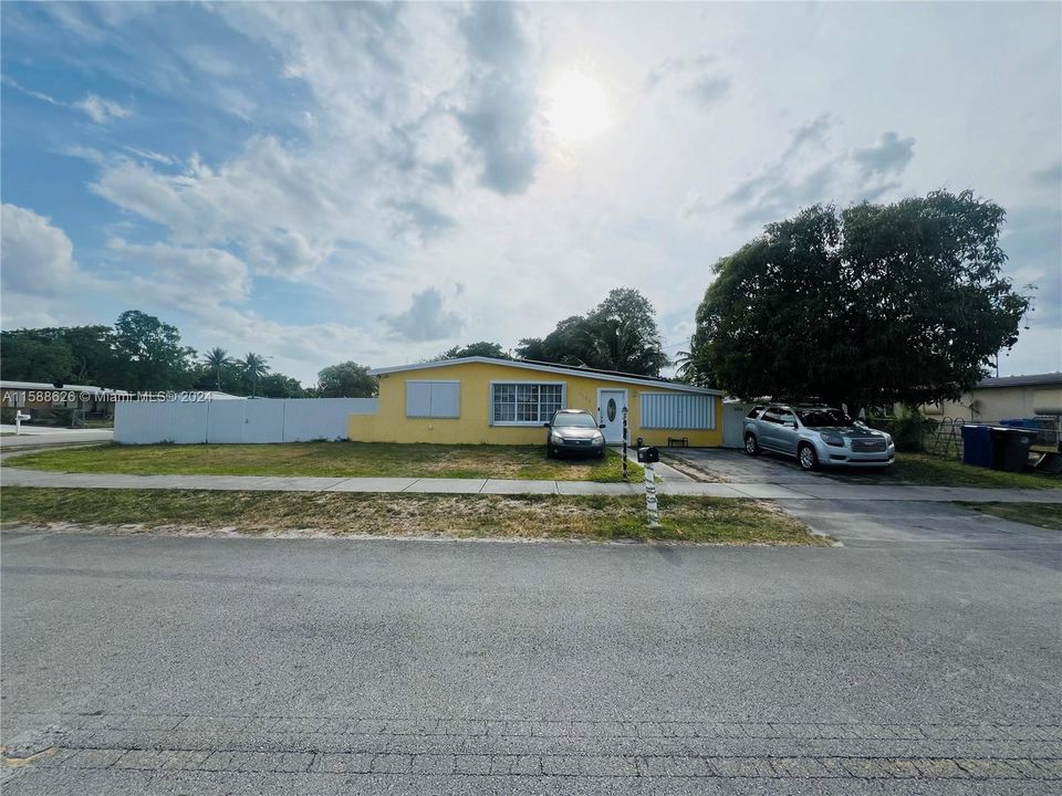 For Sale: $449,000 (3 beds, 2 baths, 1100 Square Feet)