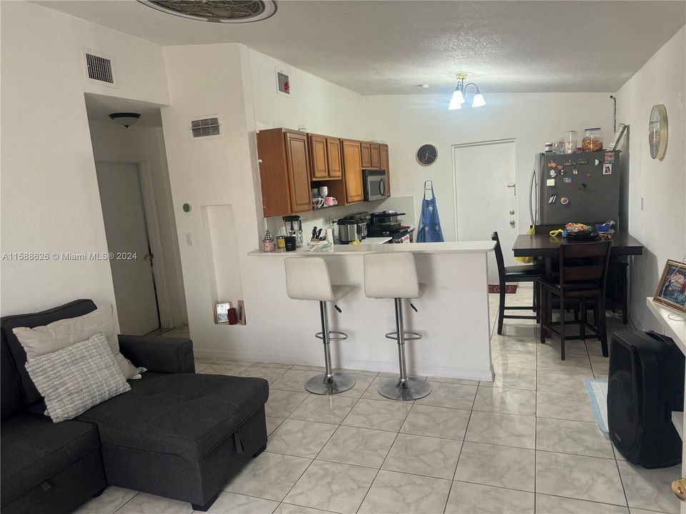 For Sale: $449,000 (3 beds, 2 baths, 1100 Square Feet)