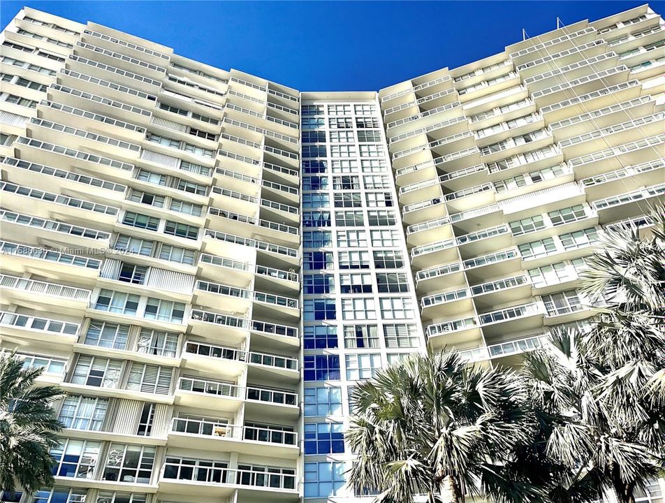 Recently Rented: $3,200 (1 beds, 1 baths, 832 Square Feet)