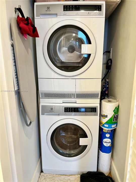 Recently Rented: $3,200 (1 beds, 1 baths, 832 Square Feet)