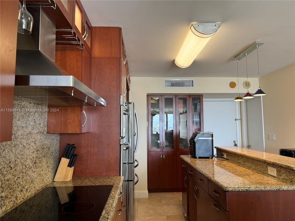 For Sale: $474,000 (2 beds, 1 baths, 1006 Square Feet)