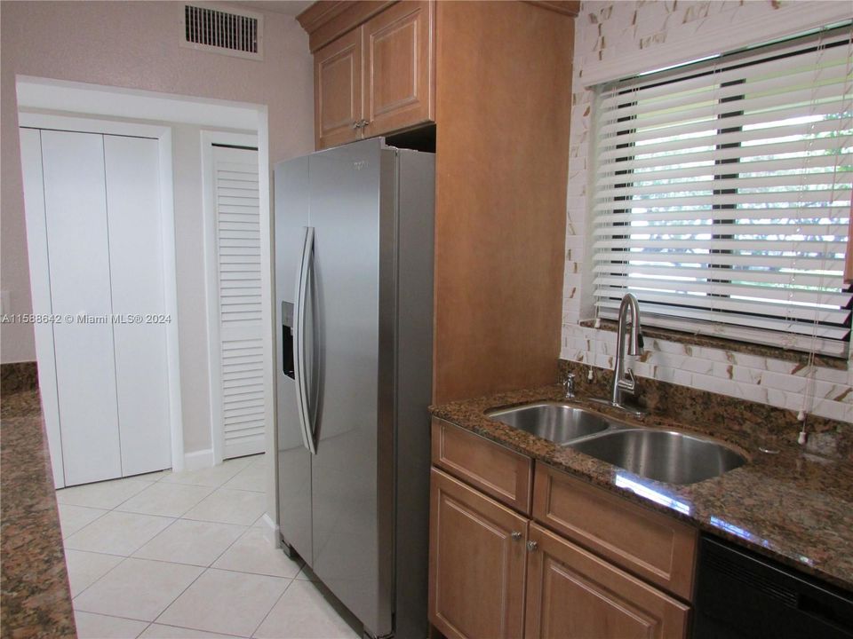 For Rent: $2,550 (2 beds, 2 baths, 946 Square Feet)