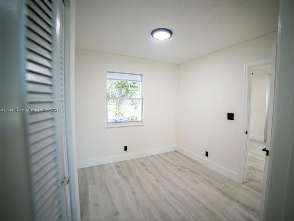 For Rent: $1,950 (1 beds, 1 baths, 922 Square Feet)