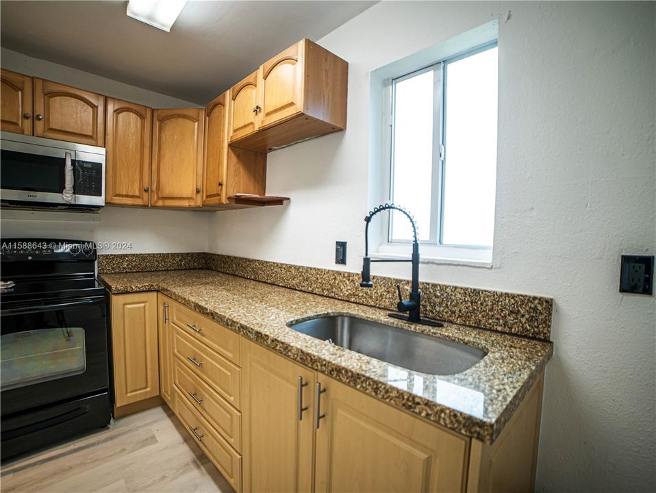 For Rent: $1,950 (1 beds, 1 baths, 922 Square Feet)