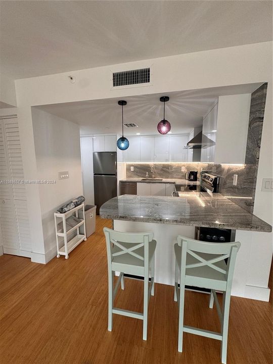 For Rent: $5,000 (1 beds, 1 baths, 946 Square Feet)