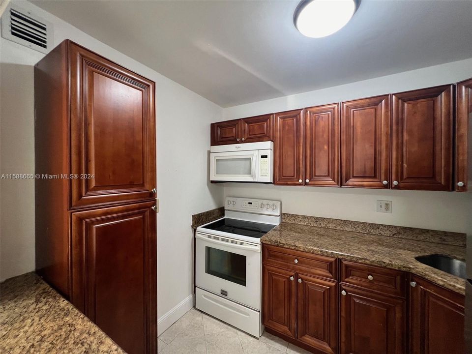 Active With Contract: $249,900 (1 beds, 1 baths, 690 Square Feet)