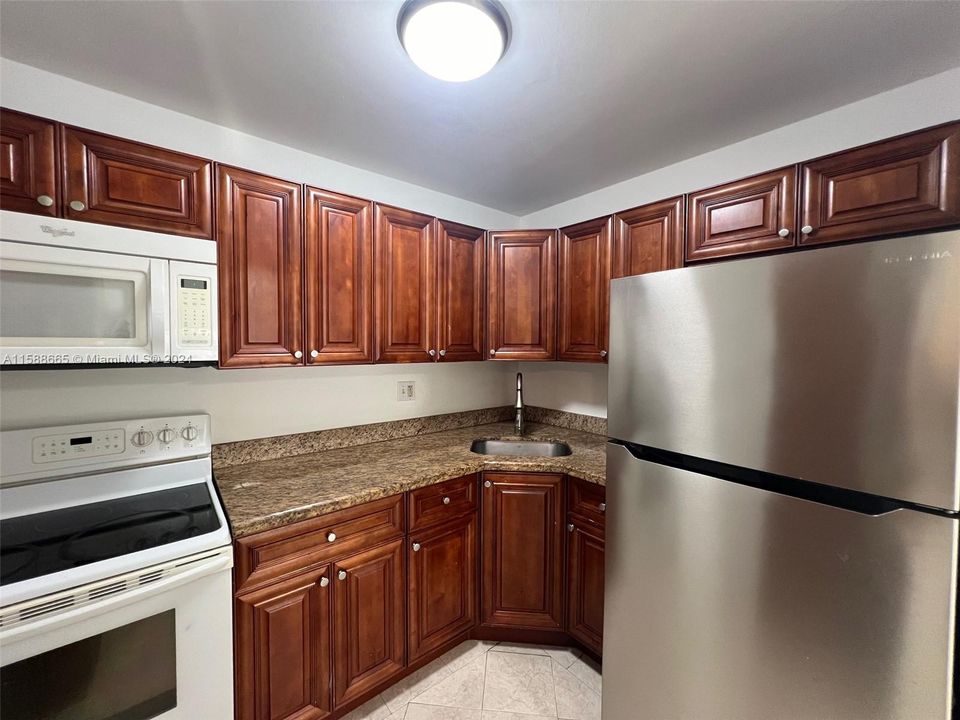 Active With Contract: $249,900 (1 beds, 1 baths, 690 Square Feet)