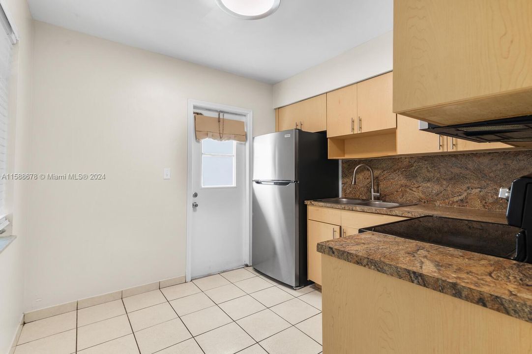 Recently Rented: $2,200 (2 beds, 1 baths, 820 Square Feet)