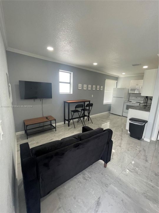 Active With Contract: $2,099 (2 beds, 1 baths, 700 Square Feet)