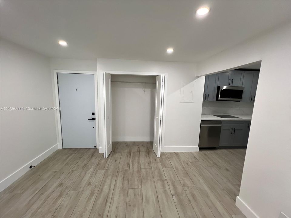 Recently Sold: $279,999 (2 beds, 1 baths, 900 Square Feet)