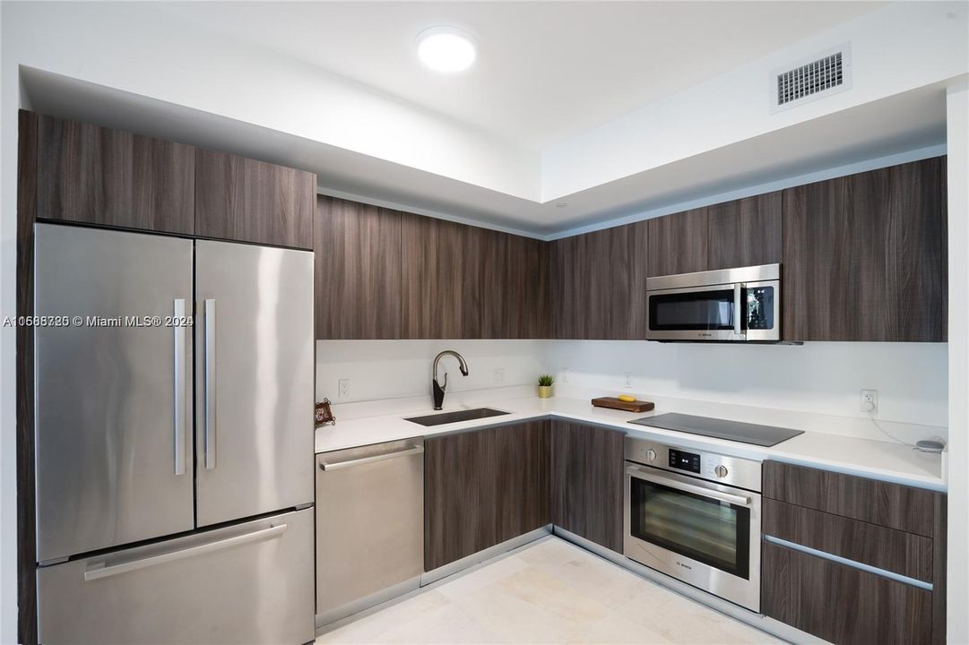 For Sale: $519,000 (1 beds, 1 baths, 759 Square Feet)