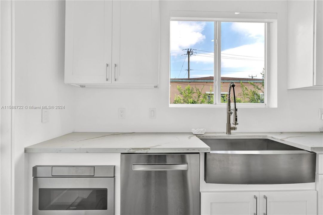 Active With Contract: $3,400 (2 beds, 2 baths, 1161 Square Feet)