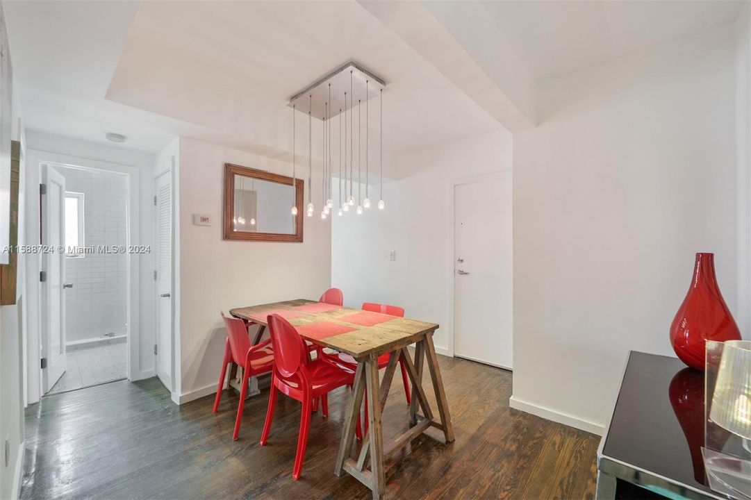 For Sale: $330,000 (1 beds, 1 baths, 743 Square Feet)