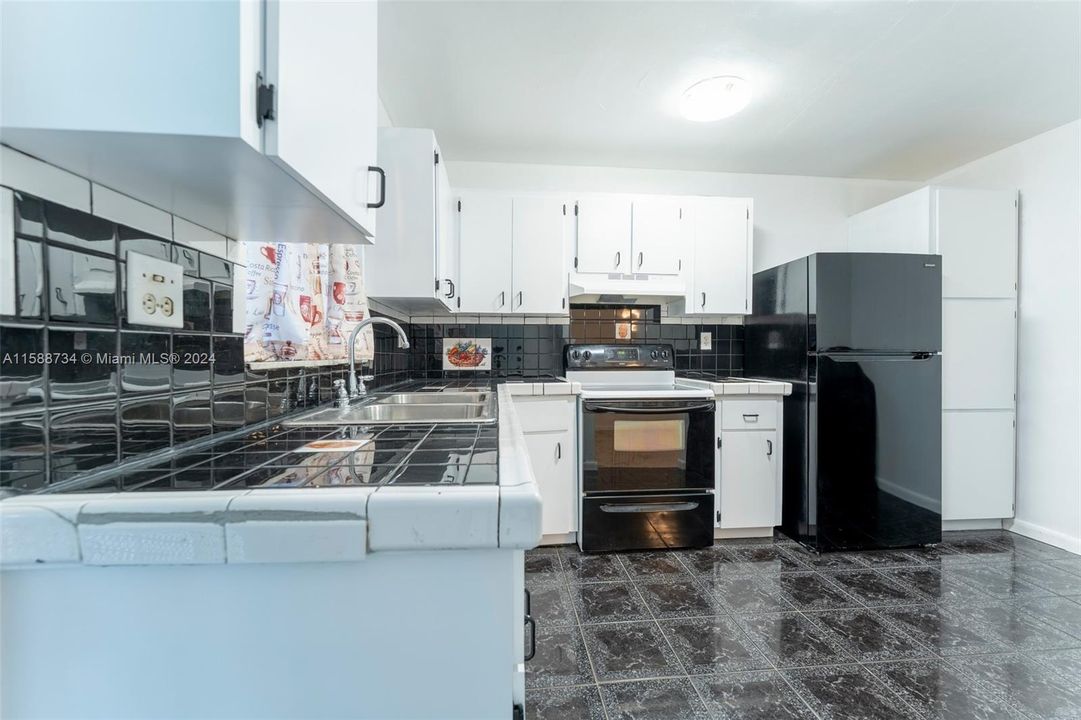 For Rent: $3,000 (3 beds, 2 baths, 2983 Square Feet)