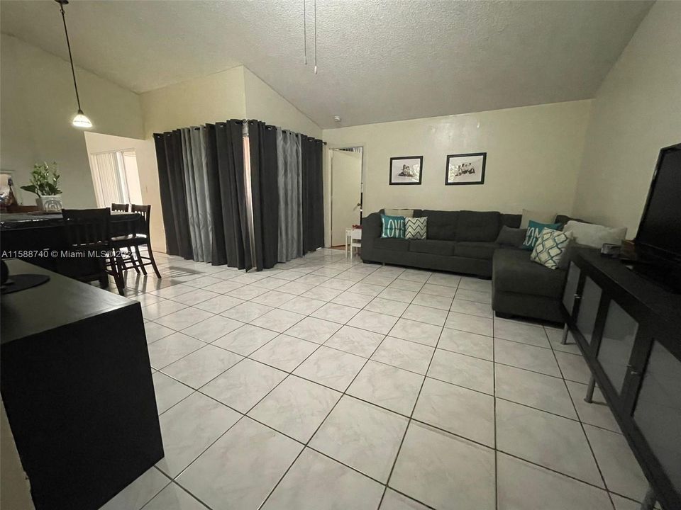 Active With Contract: $2,150 (2 beds, 2 baths, 1121 Square Feet)