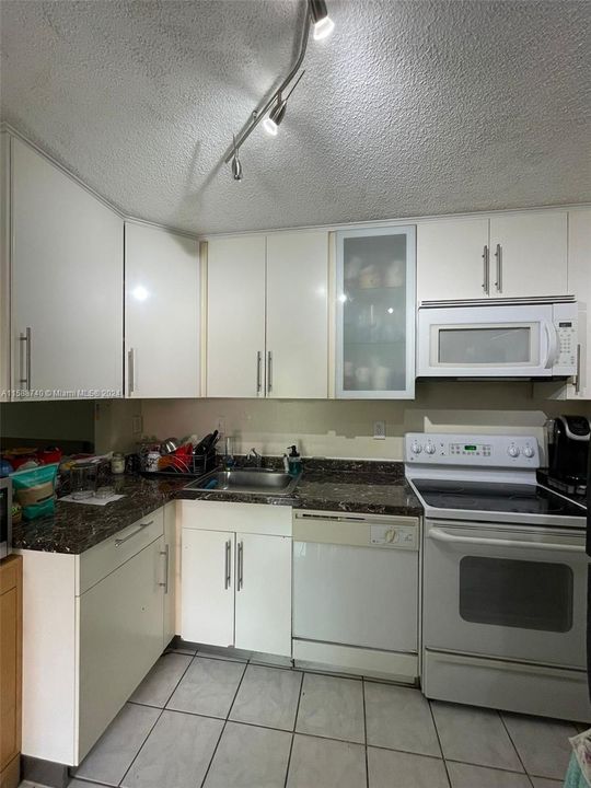 For Rent: $2,150 (2 beds, 2 baths, 1121 Square Feet)