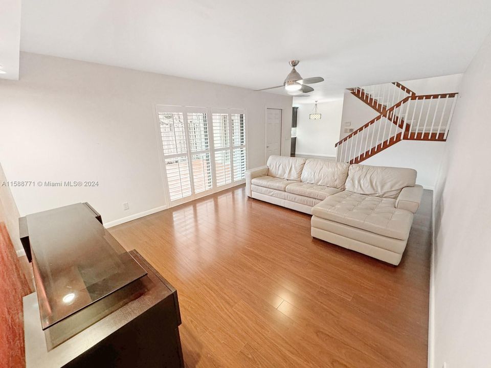 Active With Contract: $2,800 (2 beds, 2 baths, 1372 Square Feet)