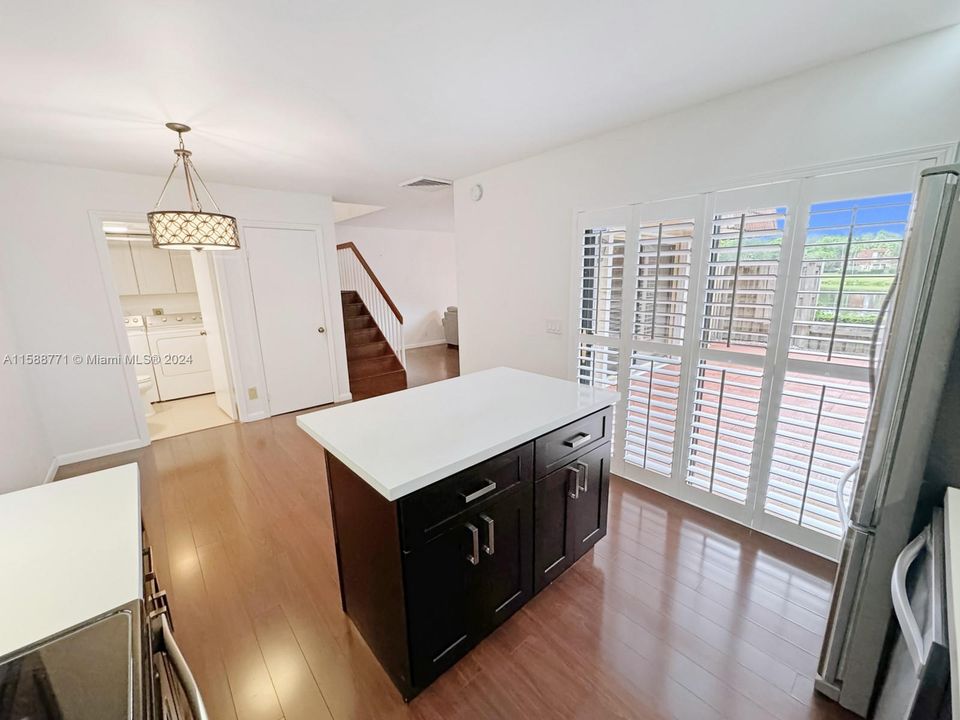 Active With Contract: $2,800 (2 beds, 2 baths, 1372 Square Feet)