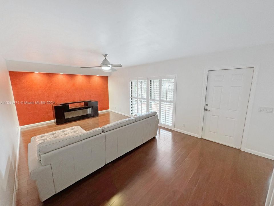 Recently Rented: $2,800 (2 beds, 2 baths, 1372 Square Feet)