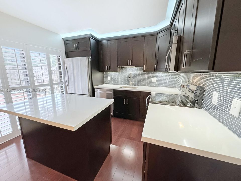 Active With Contract: $2,800 (2 beds, 2 baths, 1372 Square Feet)