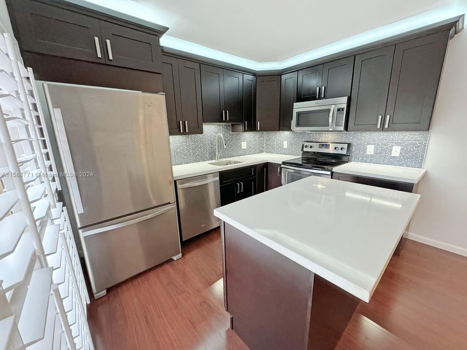 Active With Contract: $2,800 (2 beds, 2 baths, 1372 Square Feet)