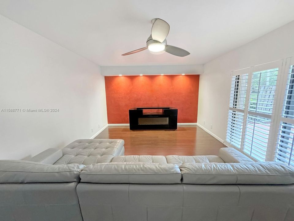 Active With Contract: $2,800 (2 beds, 2 baths, 1372 Square Feet)