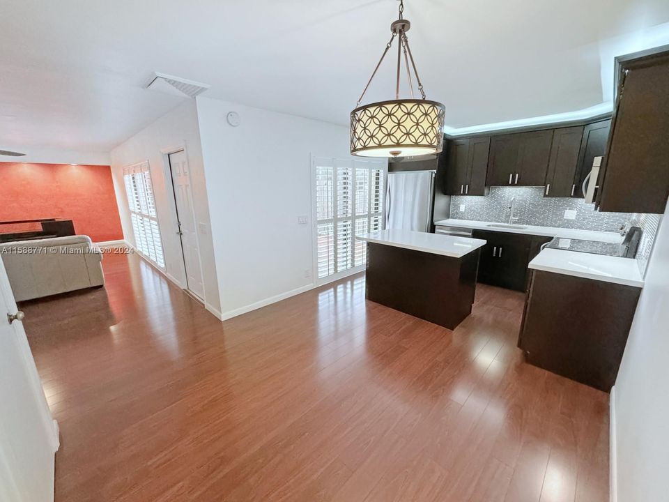 Active With Contract: $2,800 (2 beds, 2 baths, 1372 Square Feet)