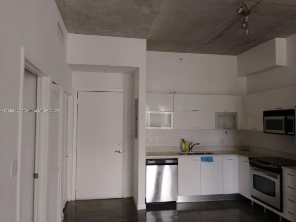 For Rent: $2,400 (1 beds, 1 baths, 651 Square Feet)