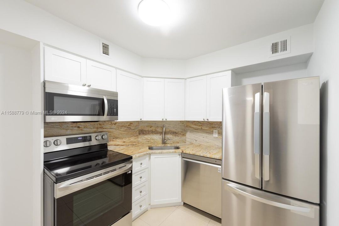 For Sale: $550,000 (2 beds, 2 baths, 960 Square Feet)