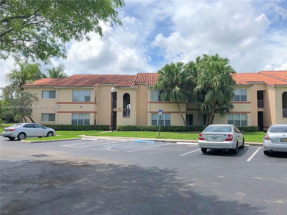 Active With Contract: $1,600 (1 beds, 1 baths, 712 Square Feet)